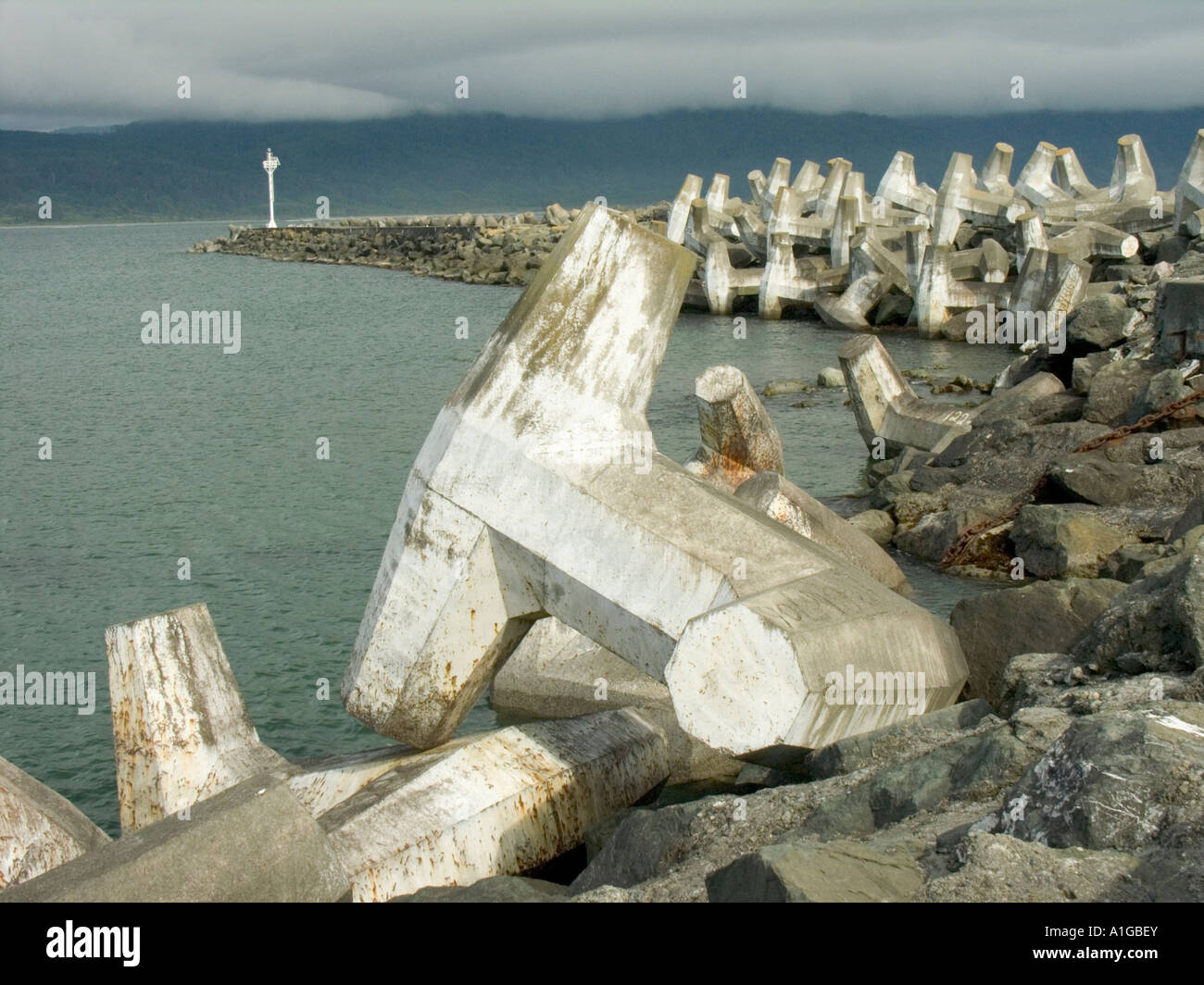 Les structures en béton en premier plan connu sous le nom de 'Dolosse' , les tétrapodes (arrière-plan) la protection de port et jetée, Banque D'Images