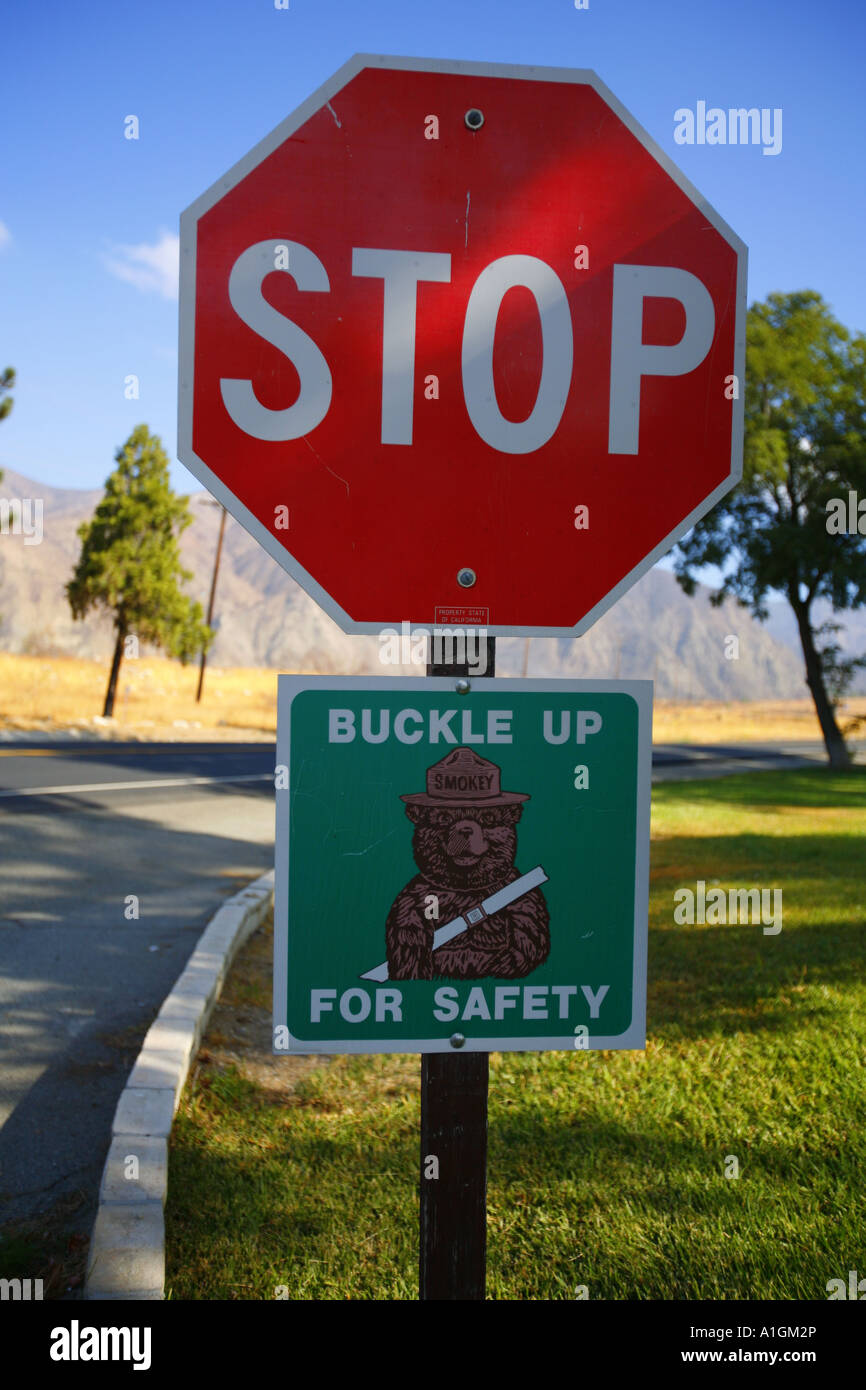 Panneau d'arrêt et le signe de l'ours Smokey San Bernadino National Forest San Bernadino County California United States Banque D'Images