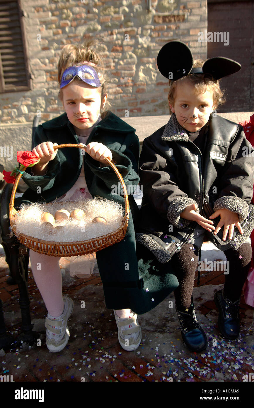 Deux enfants attendent pour les festivités du carnaval pour commencer Citerna Italie Banque D'Images
