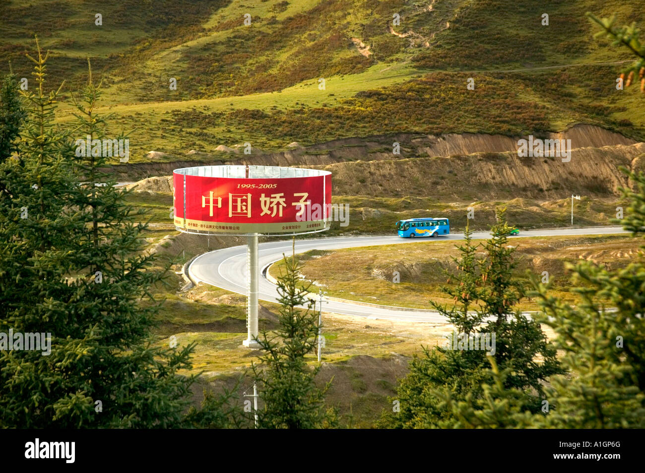 Panneau routier, tour bus entrant courbe, province du Sichuan, Chine Banque D'Images
