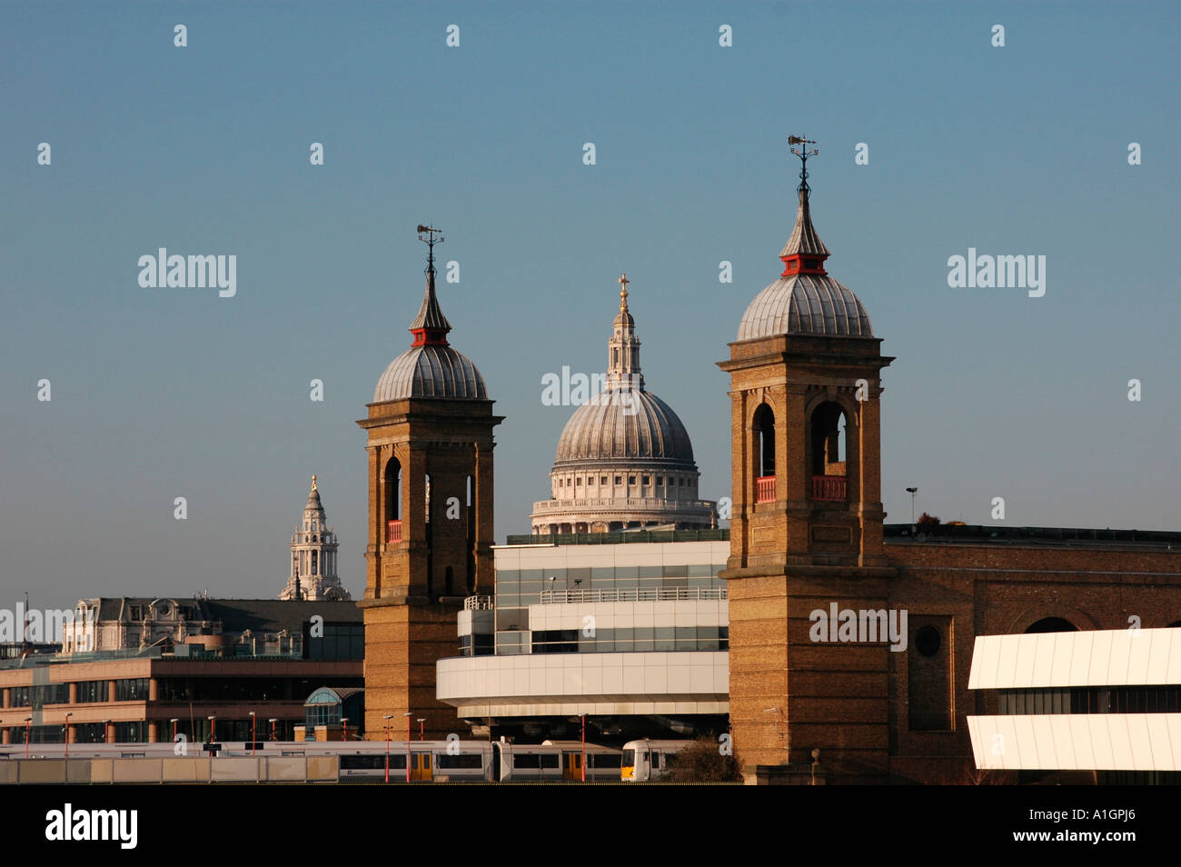 Le dôme de la cathédrale de St Paul, encadré par les deux tours en brique de Cannon Street Station Banque D'Images