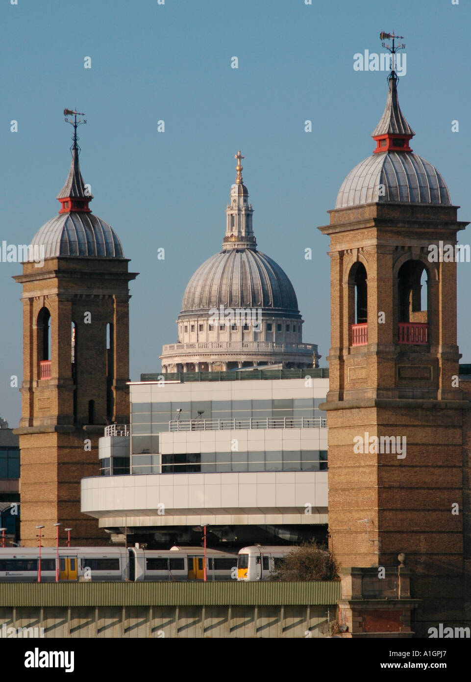 Le dôme de la cathédrale de St Paul, encadré par les deux tours en brique de Cannon Street Station Banque D'Images