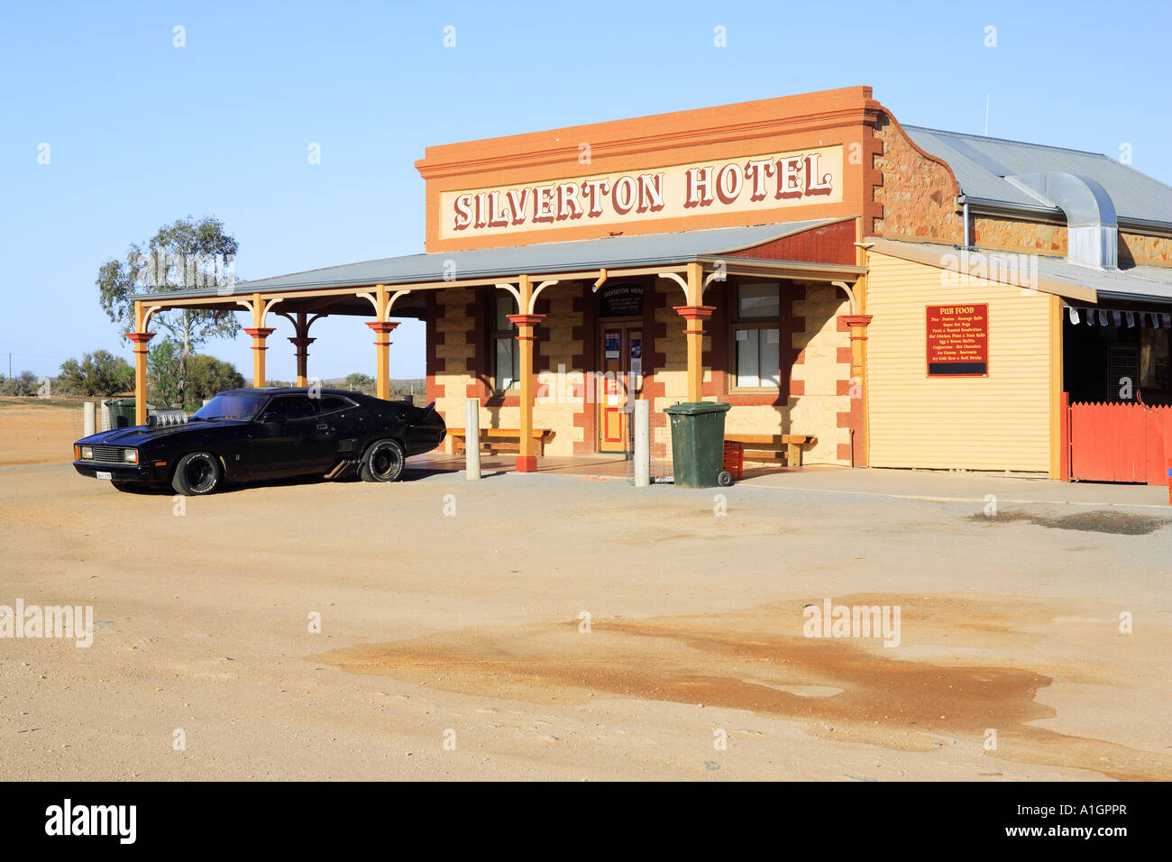 Hôtel Silverton historique avec black car utilisé dans Mad Max film Silverton près de Broken Hill Australie Nouvelle Galles du Sud Banque D'Images