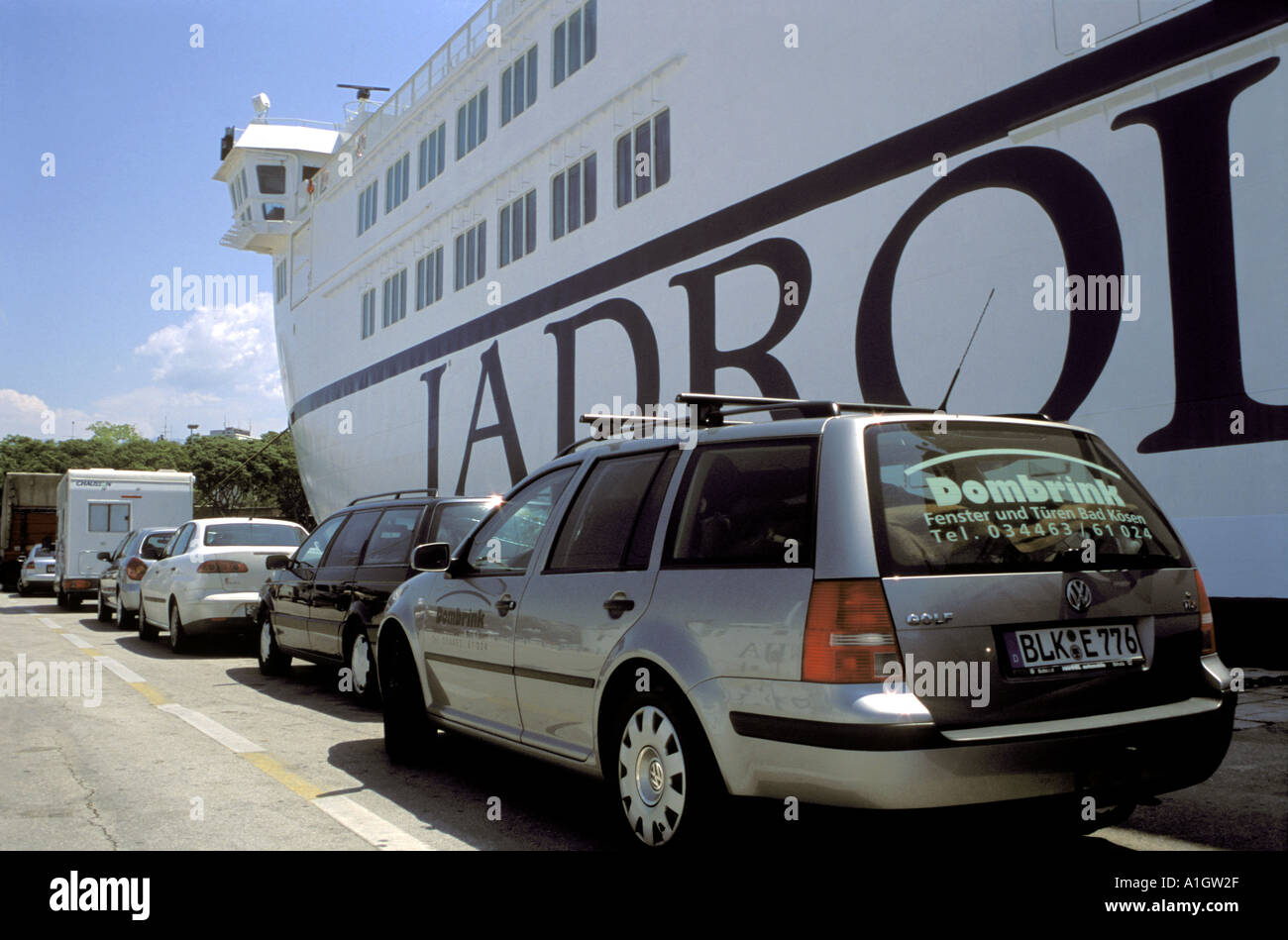 Voitures et fourgons de queue de conseil Car-ferry Jadrolinija amarré au port de Split Dalmatie Croatie Mer Adriatique Mai 2004 Banque D'Images