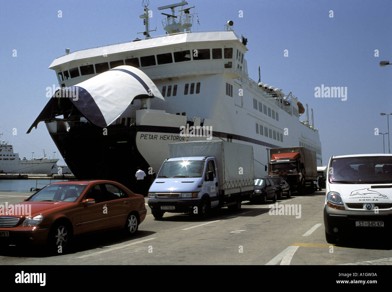 Voitures et fourgons de queue de conseil Car-ferry Jadrolinija amarré au port de Split Croatie Dalmatie Makarska Mer Adriatique peuvent Banque D'Images