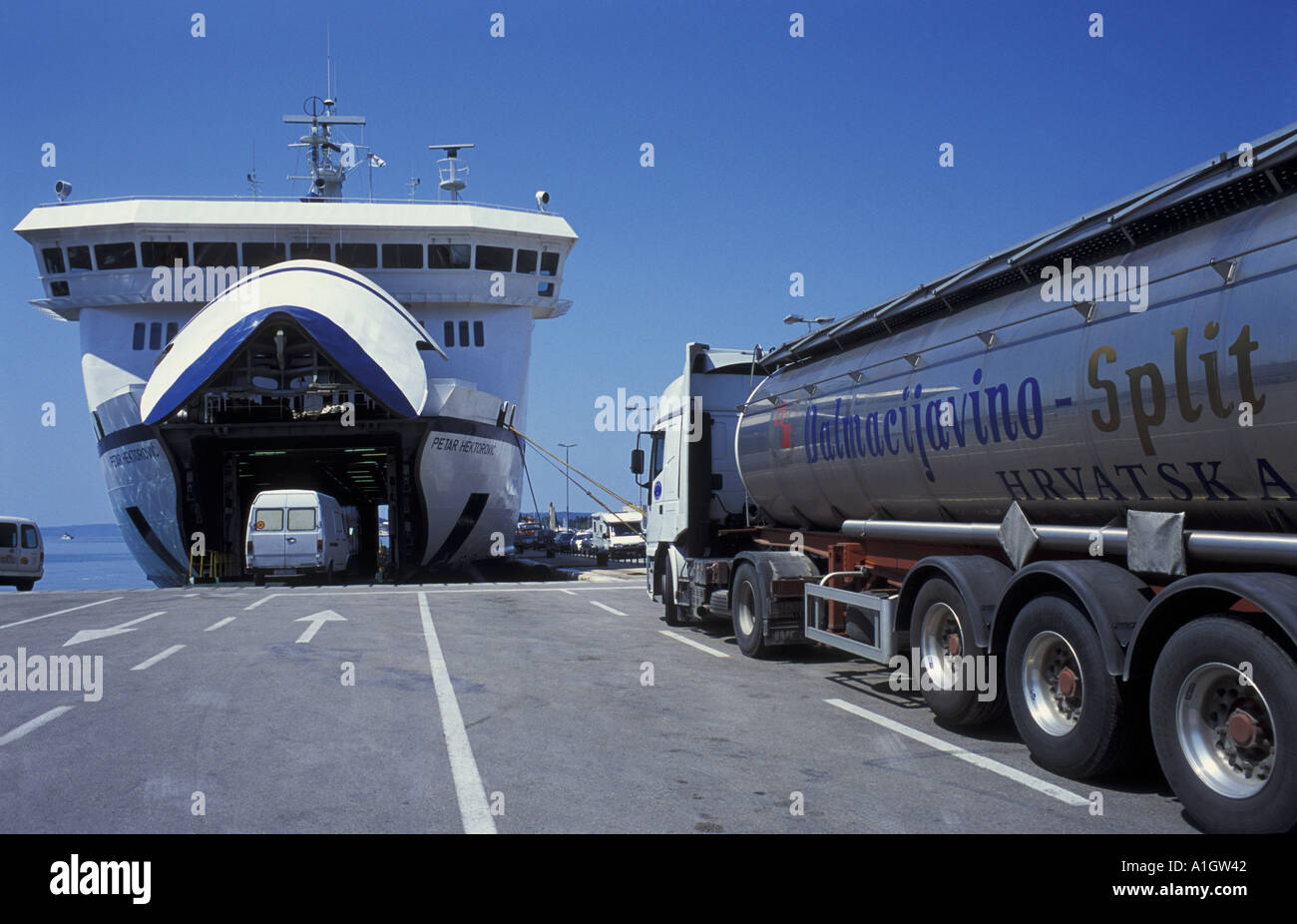 Attente du réservoir d'huile de s'embarquer Voitures Bateaux paquebot Ferry Jadrolinija amarré Splt Harbour Mer Adriatique Dalmatie Croatie Mai 2004 Banque D'Images