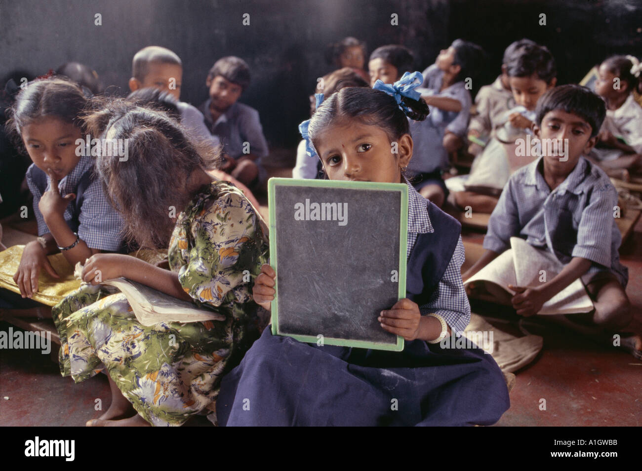Fille enfant avec son ardoise à l'école rurale en Inde du Sud Banque D'Images