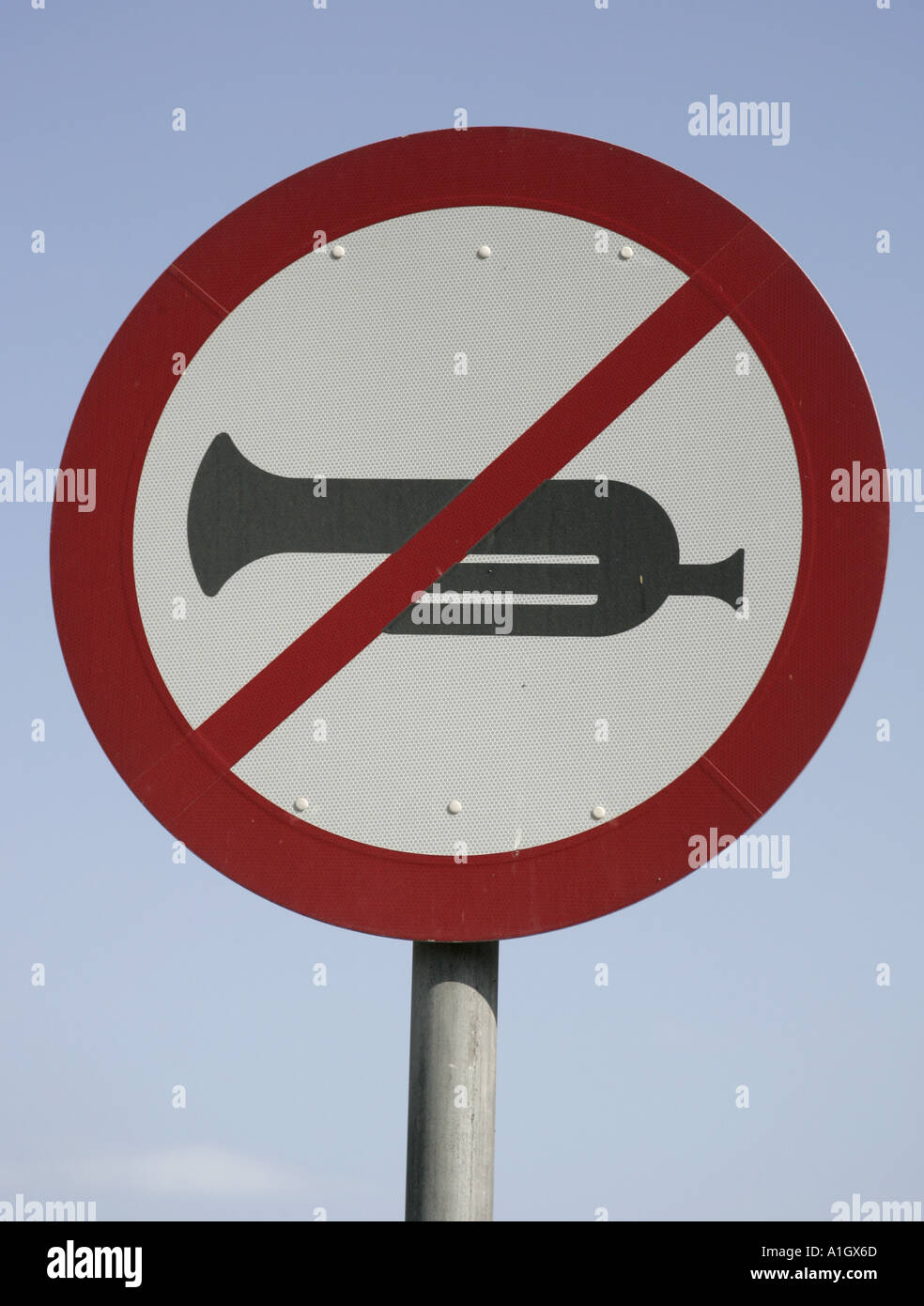 Signe de la circulation dans une zone tranquille. Banque D'Images