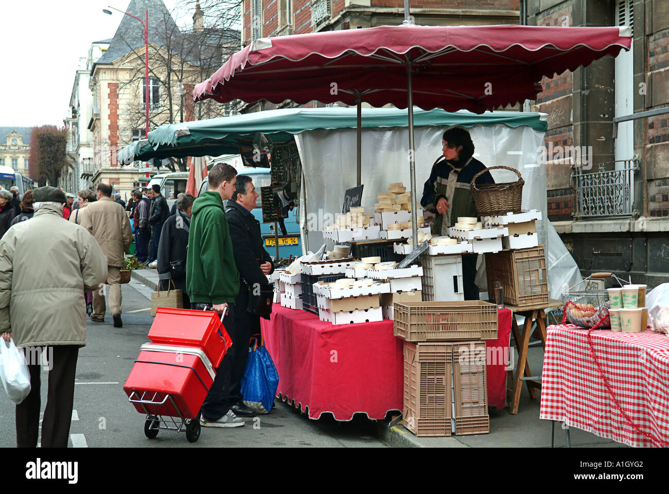 L'achat de fromage à l'open market samedi matin à Caen France Banque D'Images