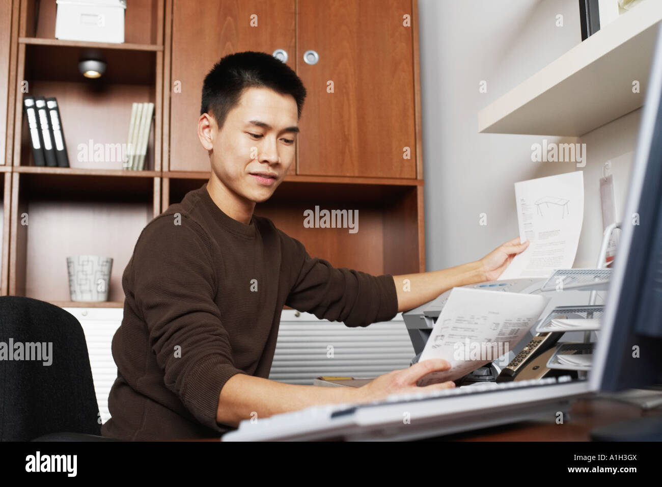 Businessman holding une impression Banque D'Images