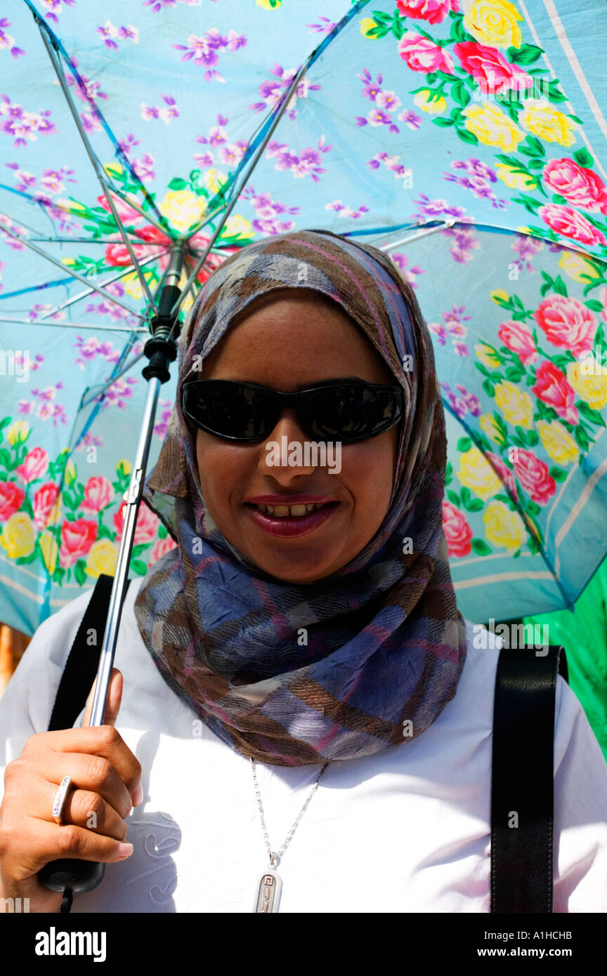 Portrait d'une femme guide de visite dans la Vallée des Rois près de Louxor, Egypte Banque D'Images