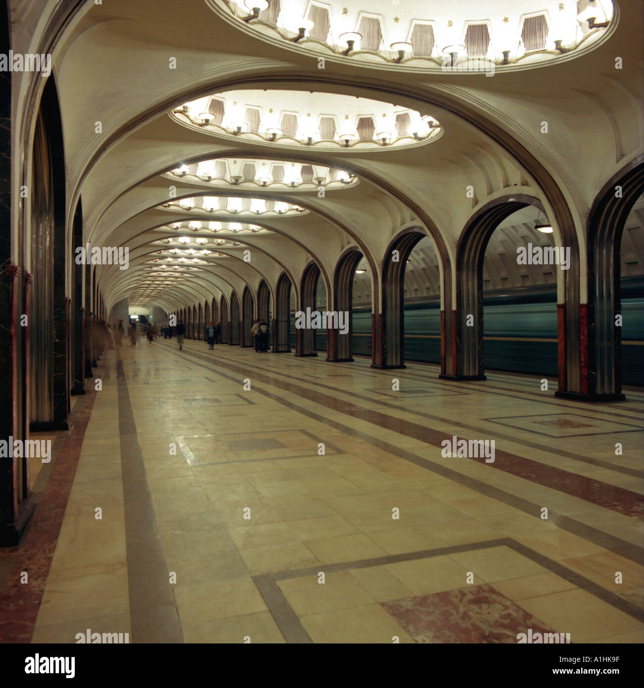 La station de métro Mayakovskaya Moscou considérés comme meilleurs Moscows gare c'est construite à partir de deux types de marbre Banque D'Images