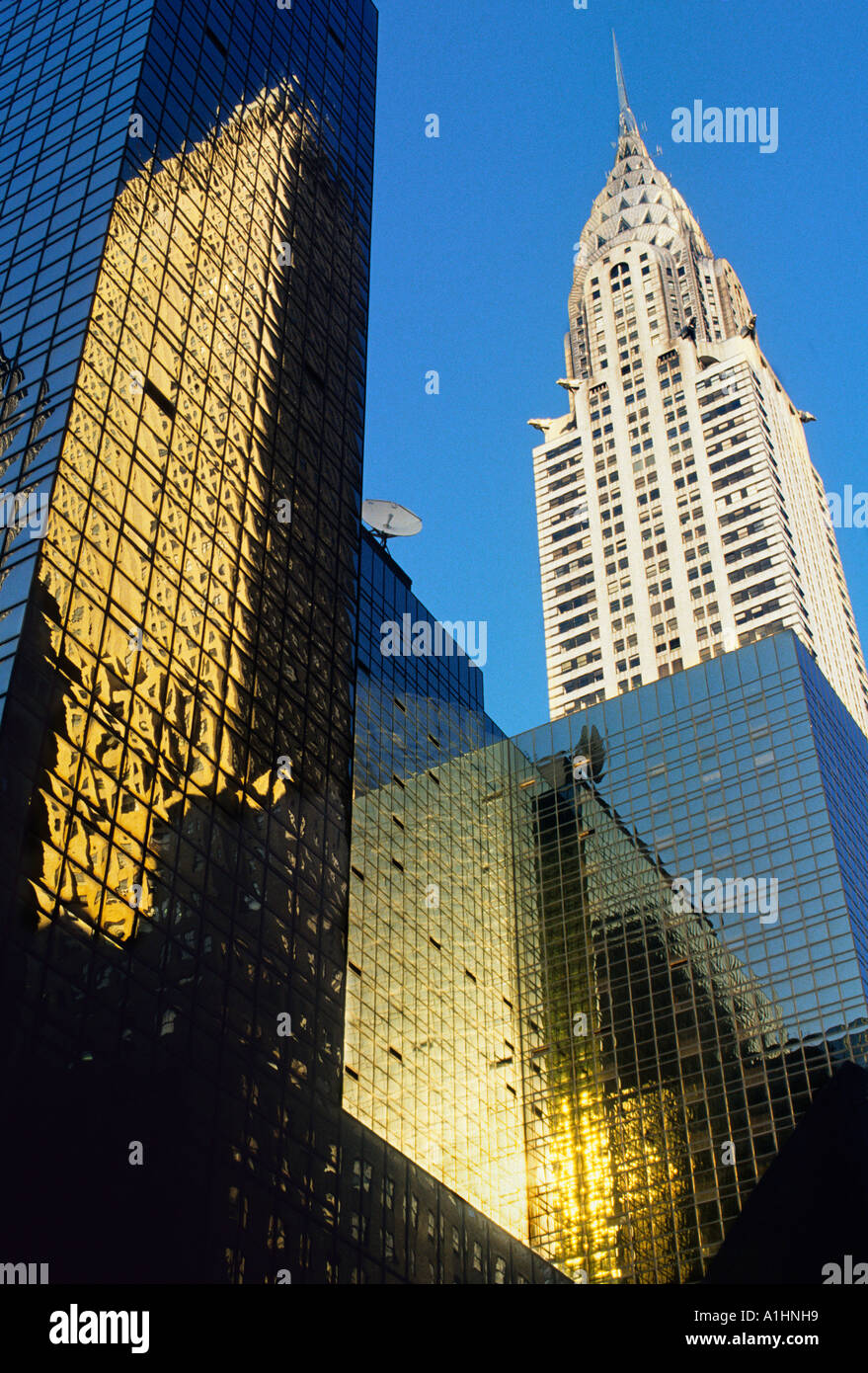 Le gratte-ciel du Chrysler Building New York et la façade moderne en verre du Grand Hyatt Hotel. Midtown Manhattan, New York. Immobilier commercial Banque D'Images