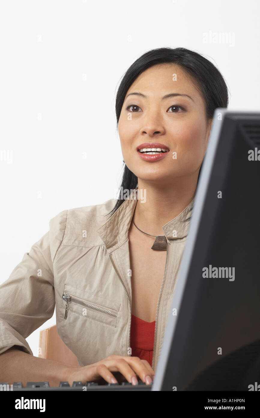 Close-up of a businesswoman using a computer Banque D'Images