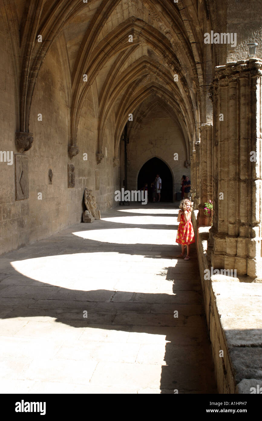 Enfant dans le cloître de la cathédrale de Saint Nazaire Béziers France Banque D'Images