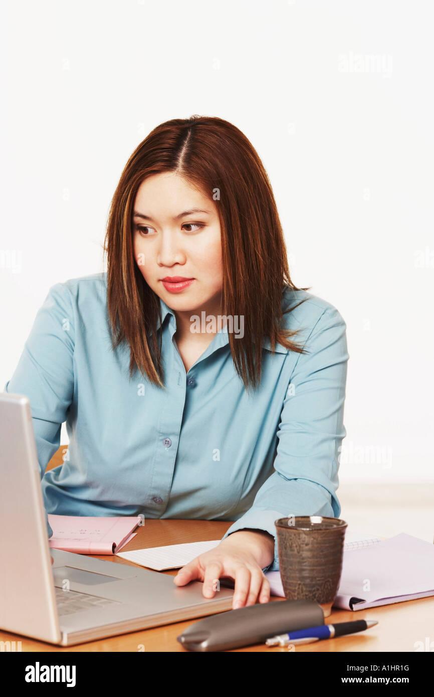 Close-up of a businesswoman using a laptop Banque D'Images