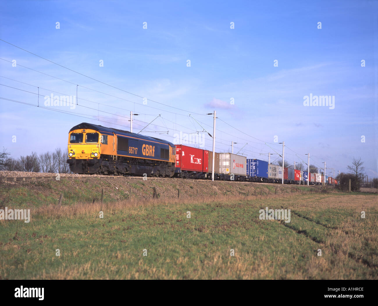 GBRf locomotive diesel de la classe 66 n° 66717 avec un train de marchandises Intermodal près de Feering Banque D'Images