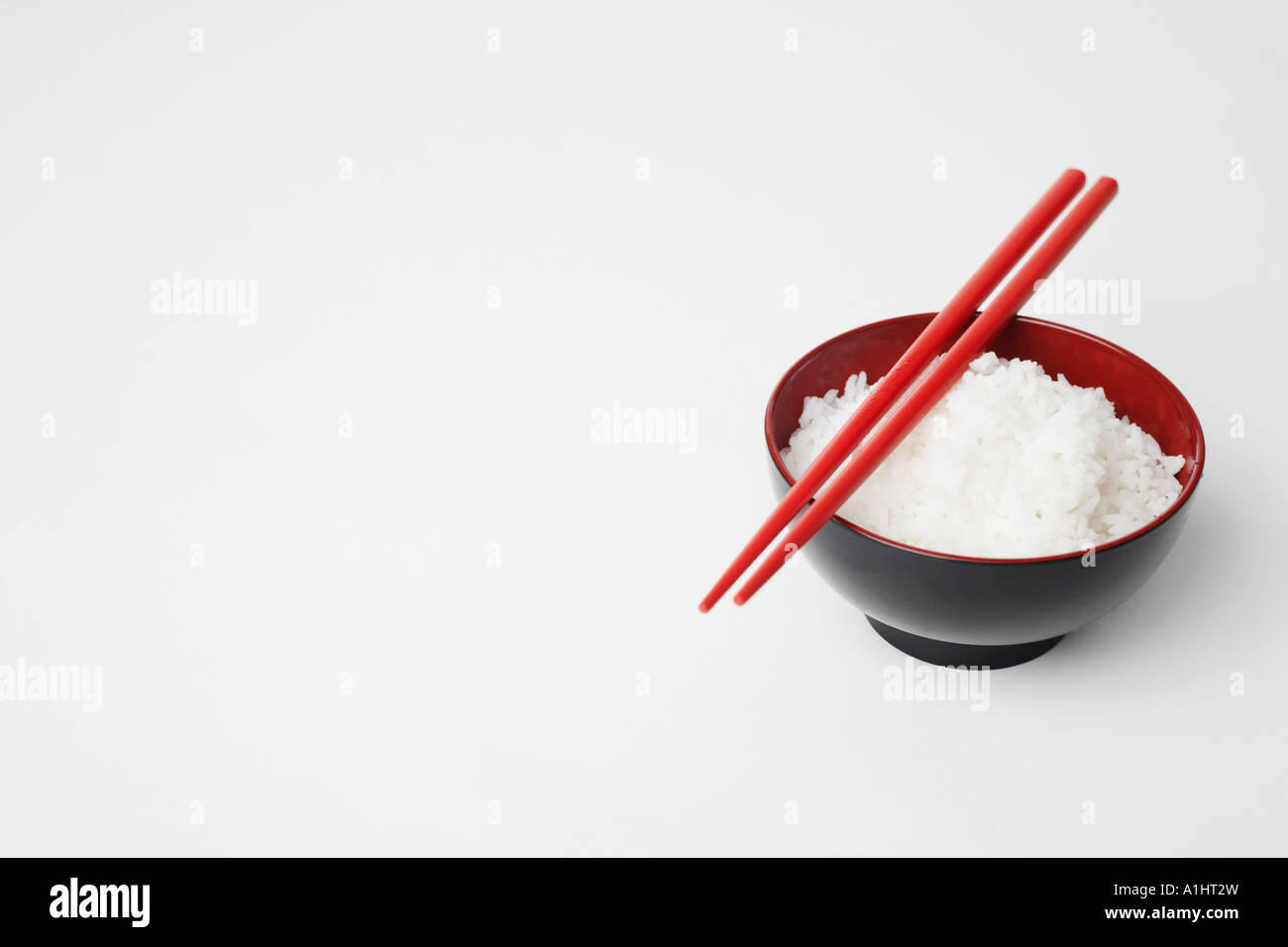 Portrait d'une paire de baguettes sur un bol de riz Banque D'Images
