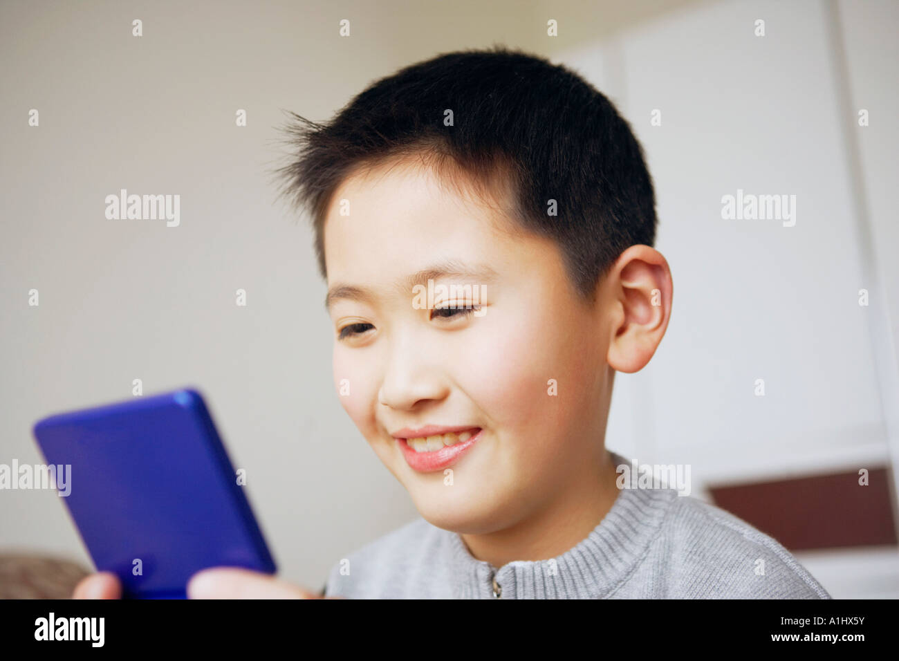 Close-up d'un garçon jouant un jeu vidéo Banque D'Images