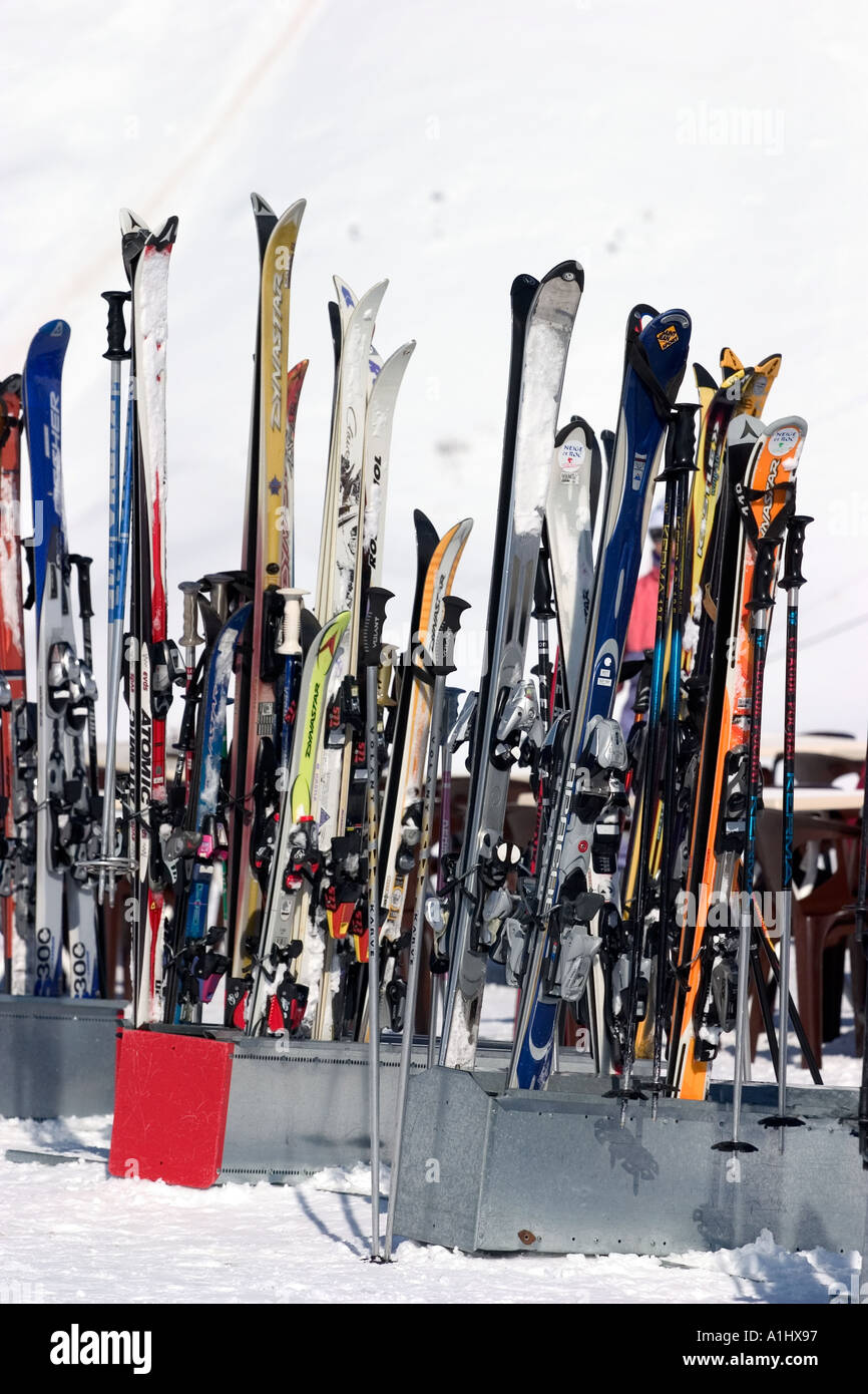 Skis creusés dans la neige Banque D'Images