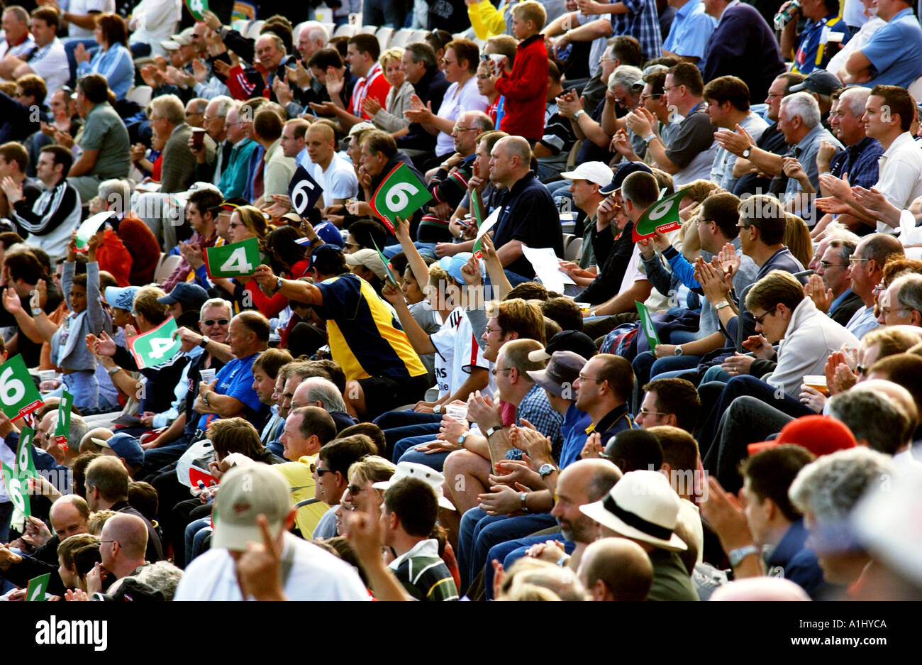 Scène de foule Hampshire County Cricket Banque D'Images