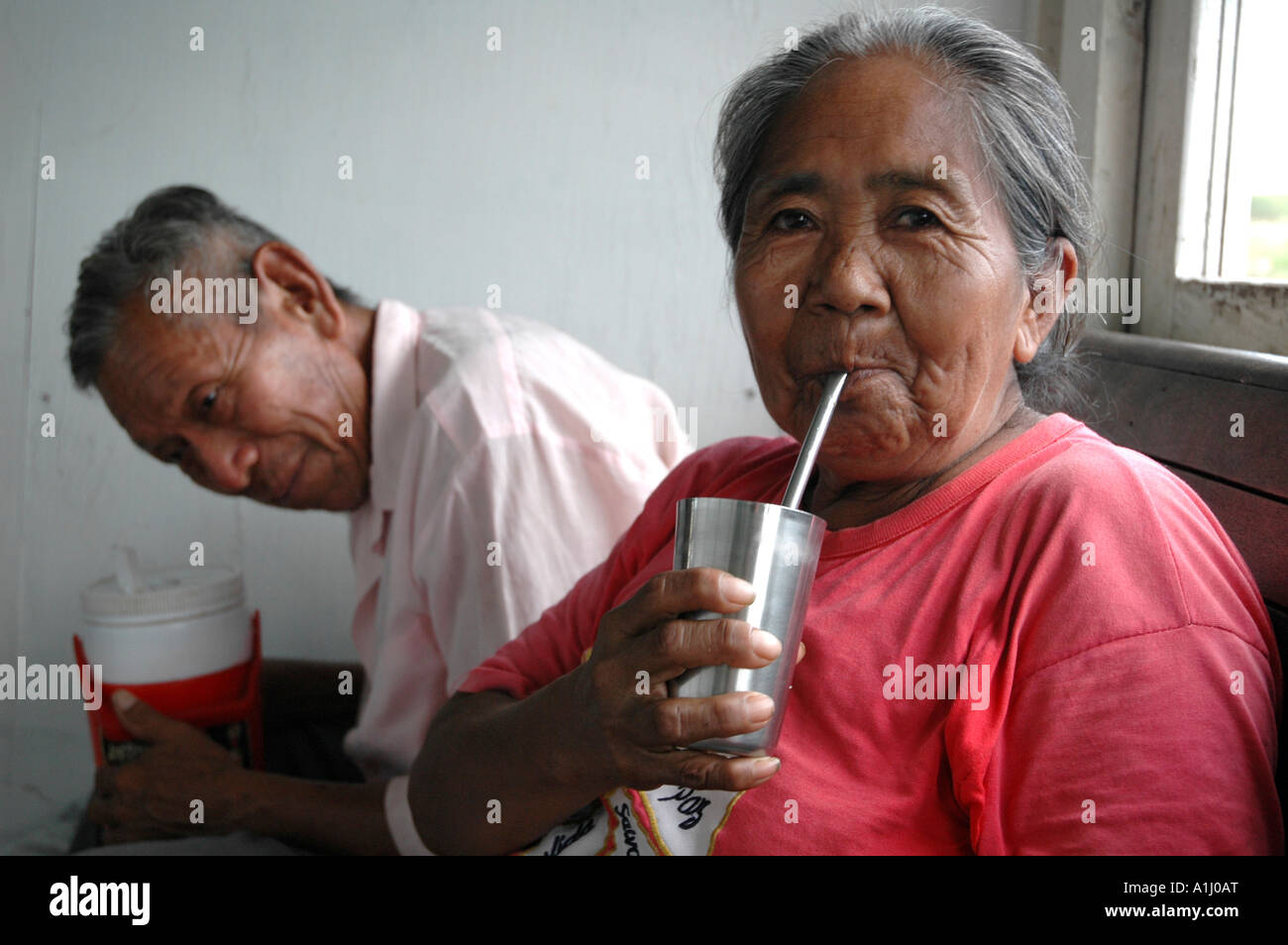 Couple drinking terere sur un bateau, fleuve Paraguay. Banque D'Images