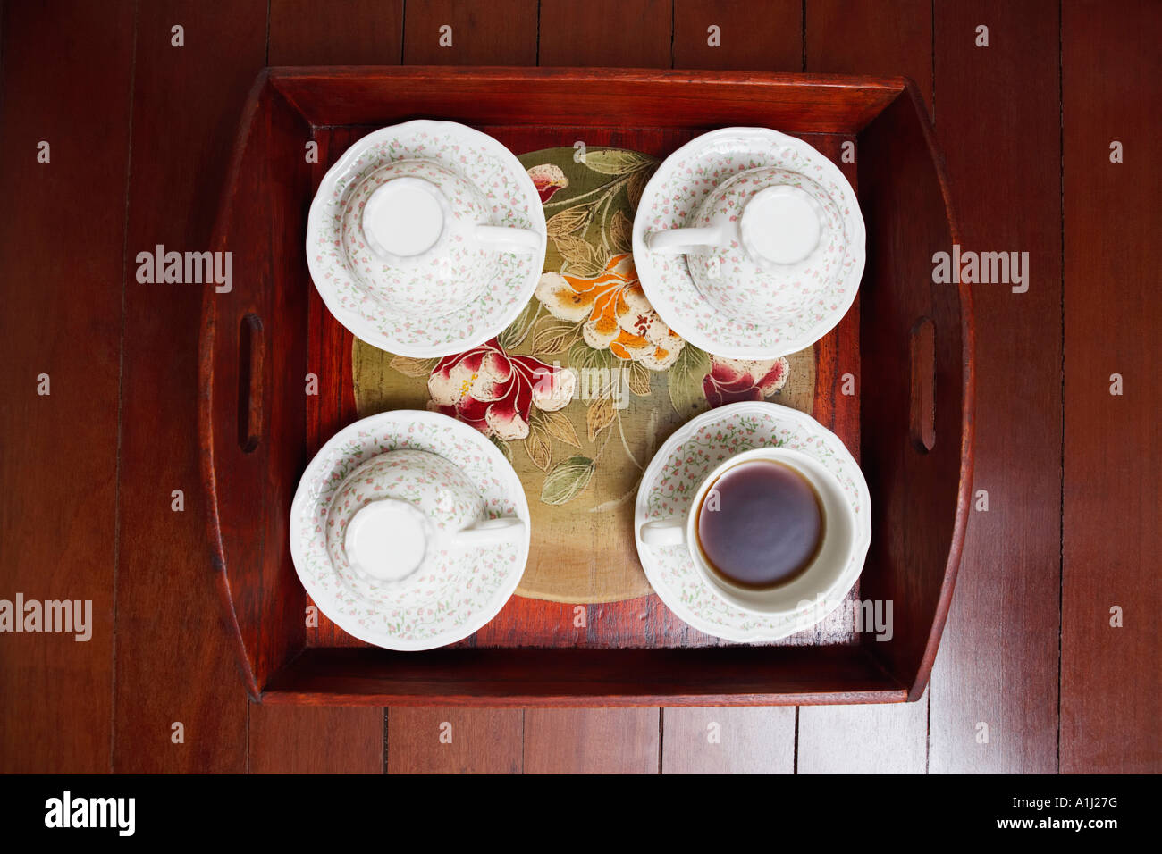 Portrait de verres avec un plateau sur un plancher de bois dur Banque D'Images