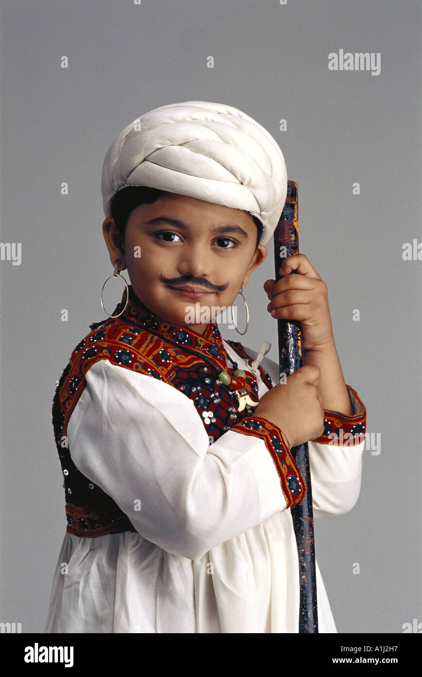 VDA76045 Jeune Gujarati garçon vêtu comme un agriculteur adultes Inde Banque D'Images