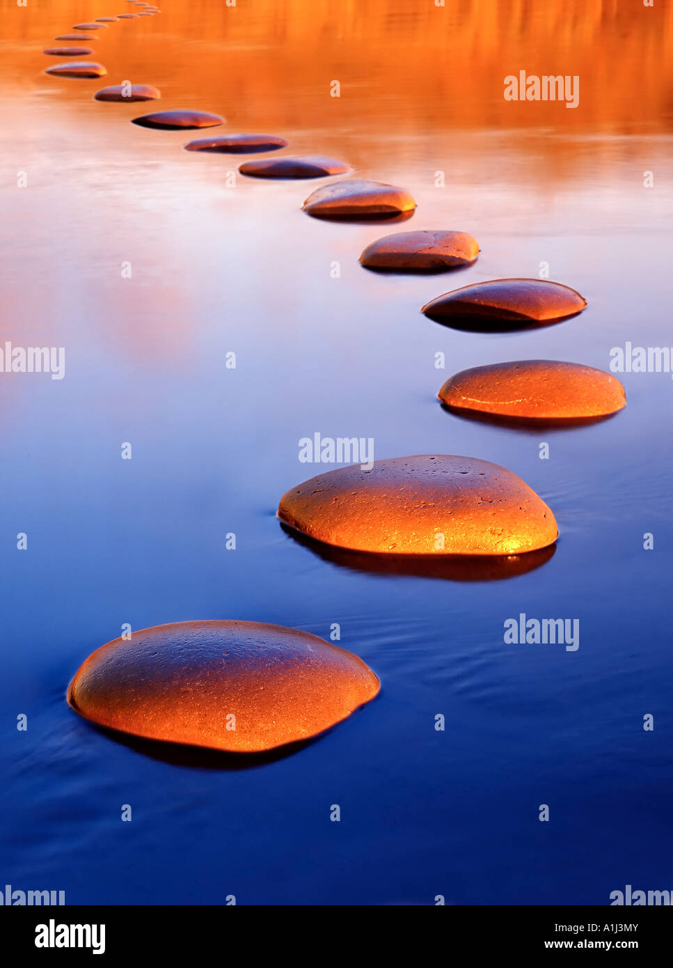 Stepping Stones offrent un passage sûr à travers l'eau profonde Banque D'Images