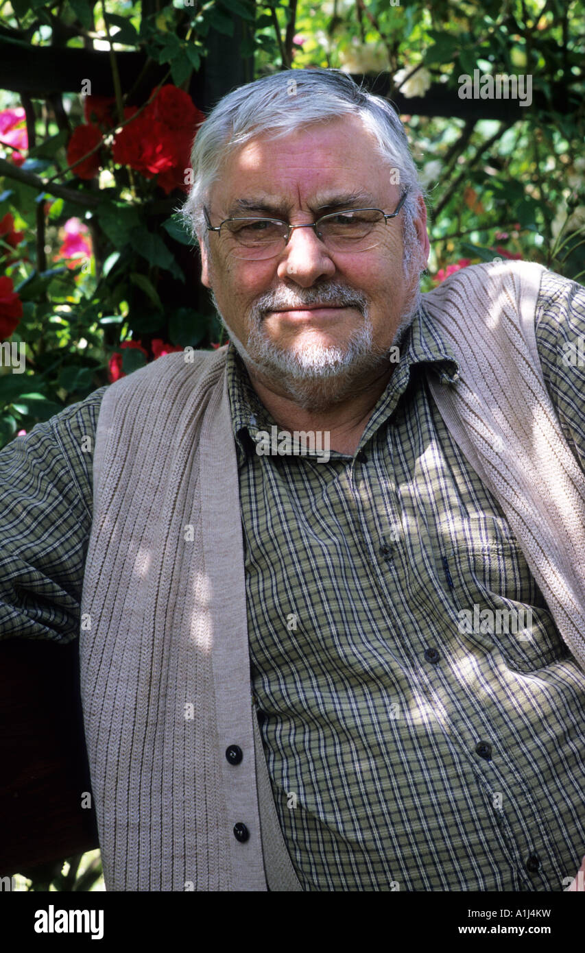 Peter Beales dans son jardin de roses Banque D'Images
