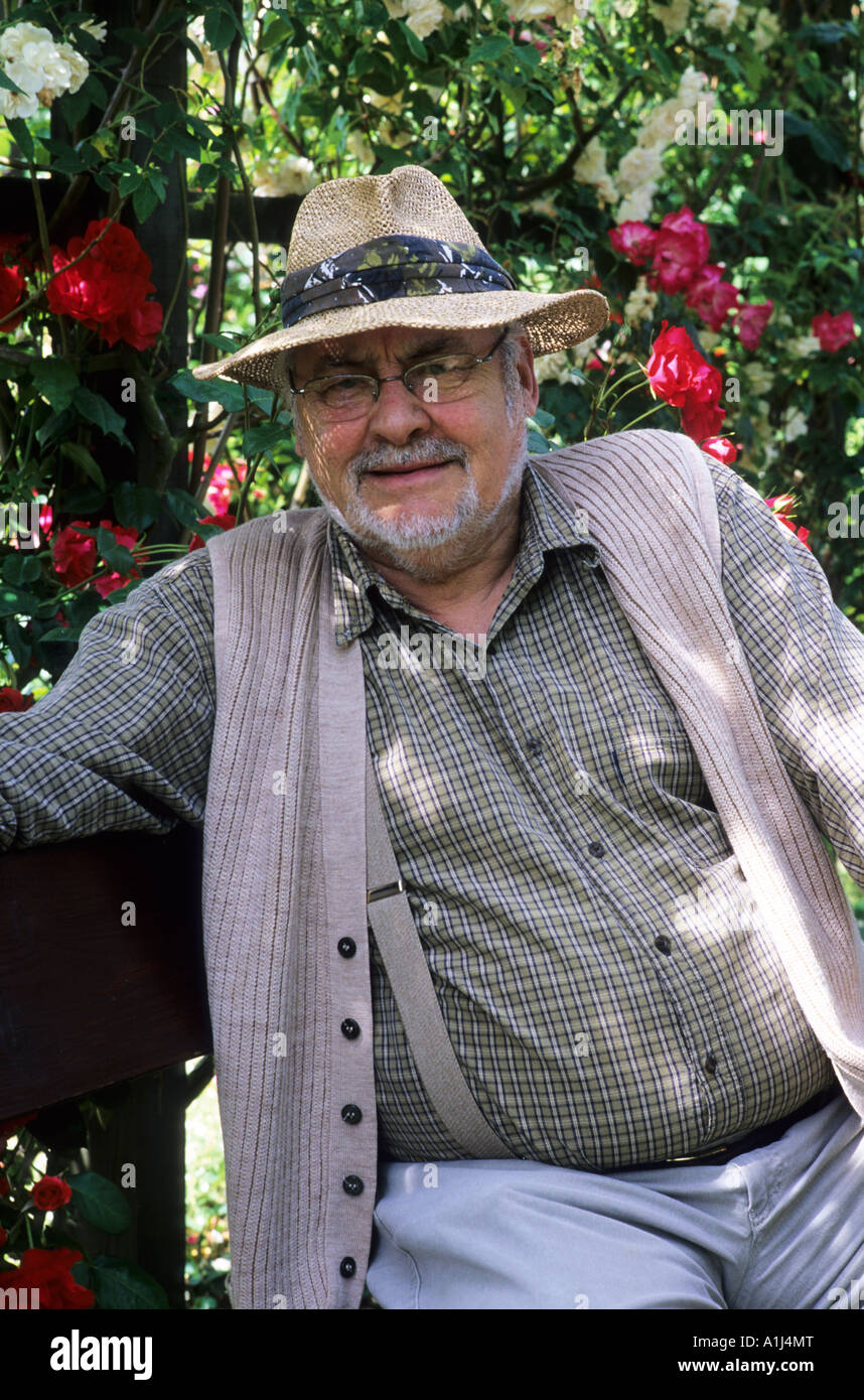 Peter Beales dans son jardin rose portrait Banque D'Images