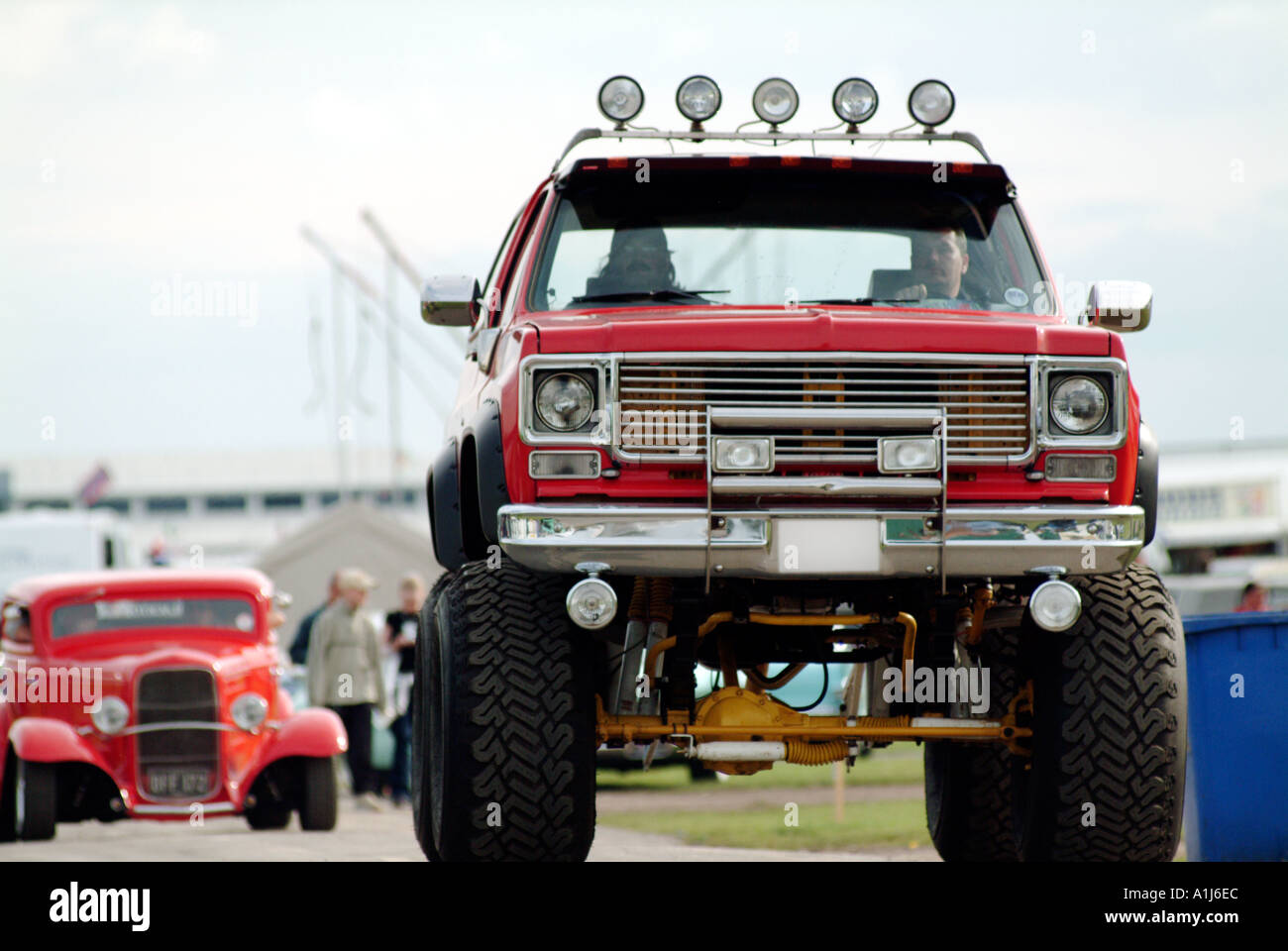 Sport SUV, utilitaire, vechical, gaz, Pompe A Fric, quatre, par, 4, roue, voiture, camion, Monster, offroader, énorme, massif, grand, Banque D'Images