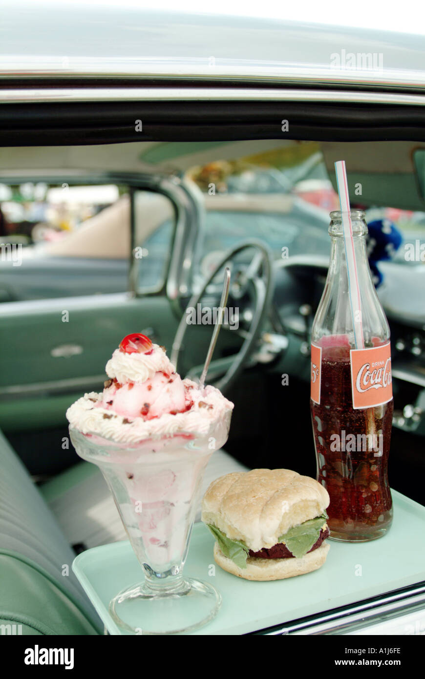 Dans l'entraînement du bac restaurant suspendu à la fenêtre d'une voiture de l'Amérique 1950 s us usa dur en film nostaliga milkshake coke burger ha Banque D'Images