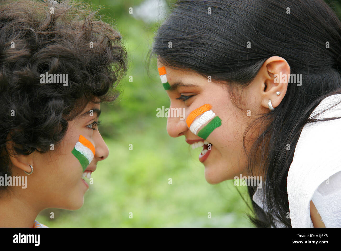 Drapeau de l'inde peint sur le visage, célébrant la Journée de l'indépendance des Indiens le 15 août - modèle de libération n° 191 592 Banque D'Images