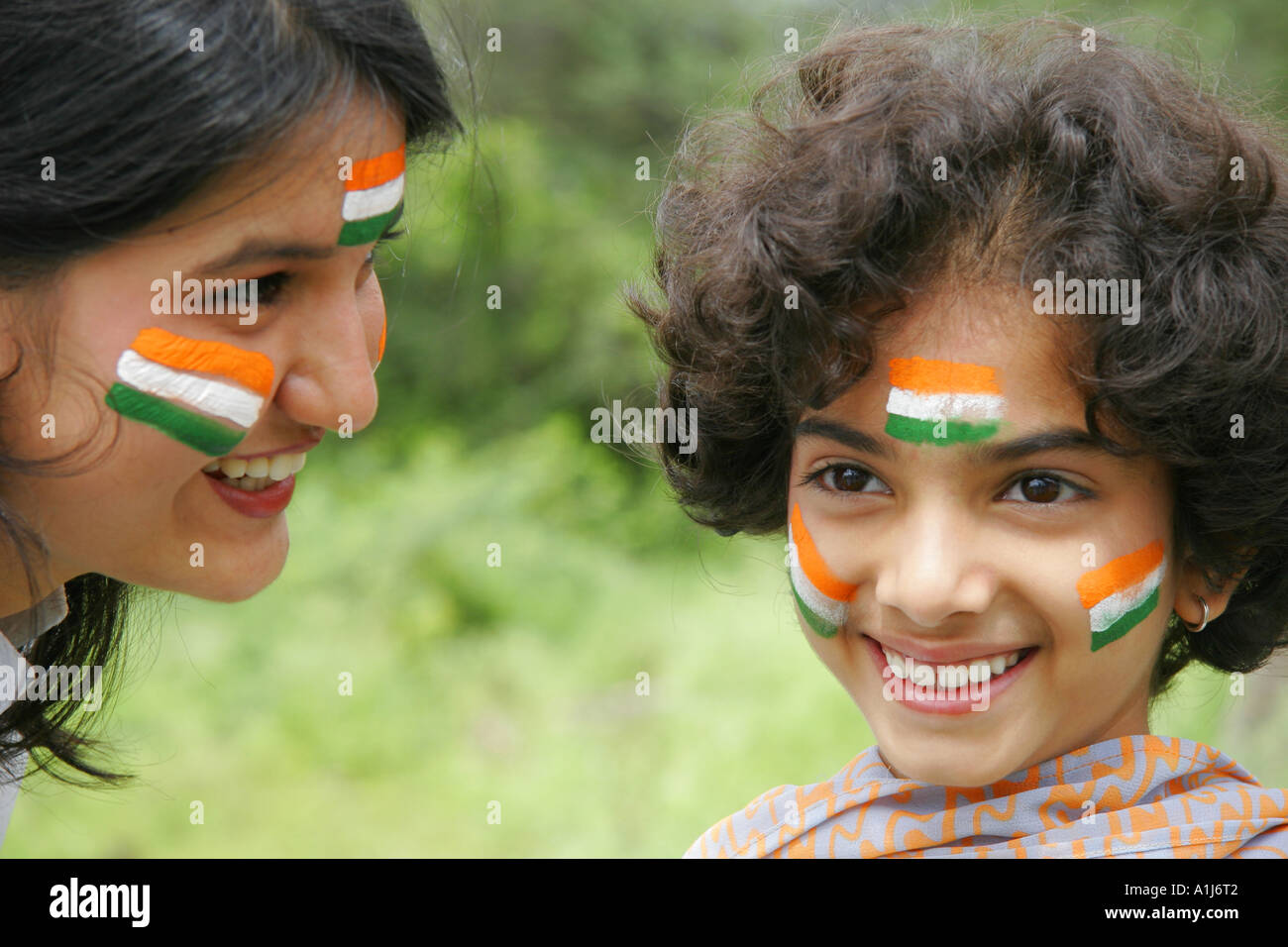 Les filles indiennes, drapeau de l'inde peint sur le visage, célébrant la Journée de l'indépendance des Indiens le 15 août - modèles nos 592 et 191 Banque D'Images