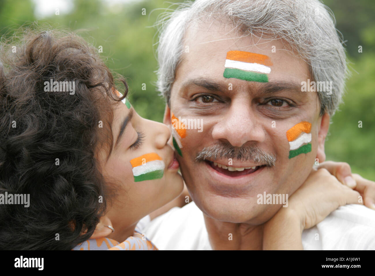 Célébrant la Journée de l'indépendance des Indiens, a peint le drapeau de l'inde sur le visage, en Inde, MR#191&646 Banque D'Images