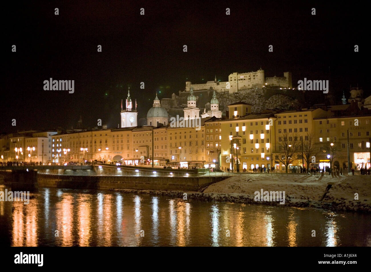 Vue sur la rivière Salzach vers la vieille ville et la forteresse de Hohensalzburg, la nuit à la veille du Nouvel An, Salzbourg, Autriche Banque D'Images