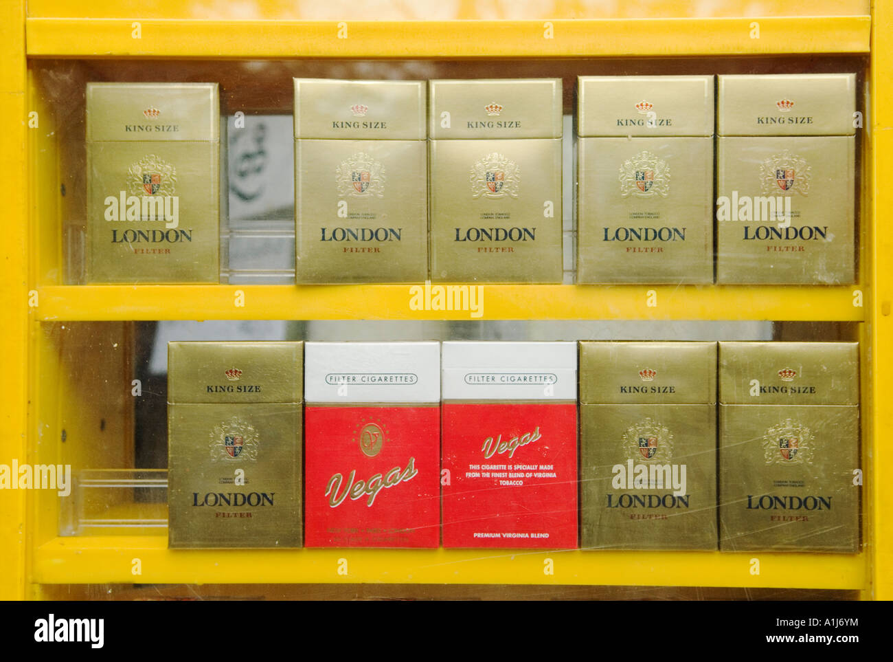 cigarette londres prix Cigarettes Asie à vendre à partir du distributeur automatique de rue.  Paquets de carton de King Size London Filter et cigarettes Vagas. Yangon  Myanmar. HOMER SYKES Photo Stock