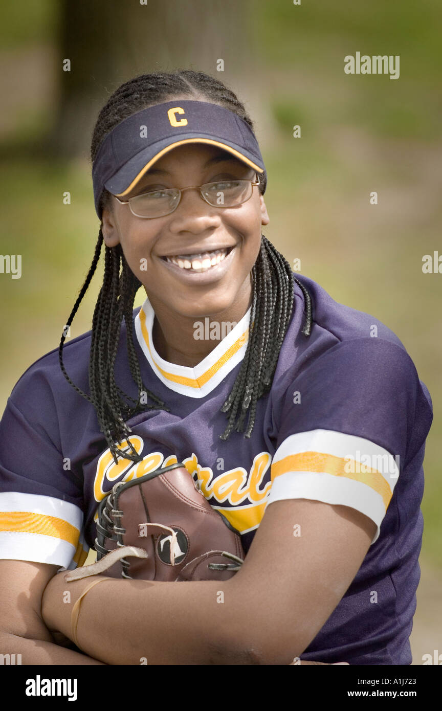 Portrait d'une femme noire de 13 ans joueur de softball Banque D'Images