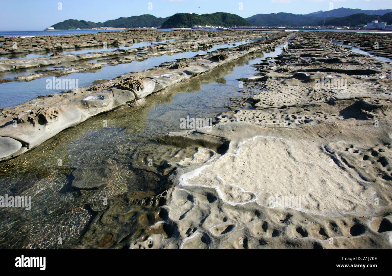 Insolite et unique géologie avec rocher connu sous le nom de Oni-no-Sentakuita créé par le fracas des vagues qui entourent l'île Aoshima Banque D'Images