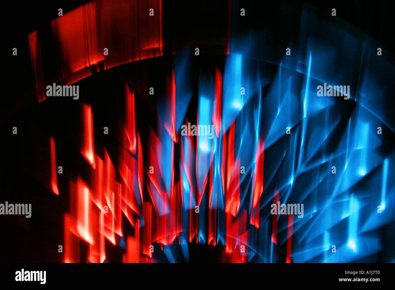 Conception abstraite créée dans une plaque de verre en cristal coupée avec lumière rouge et bleue Banque D'Images