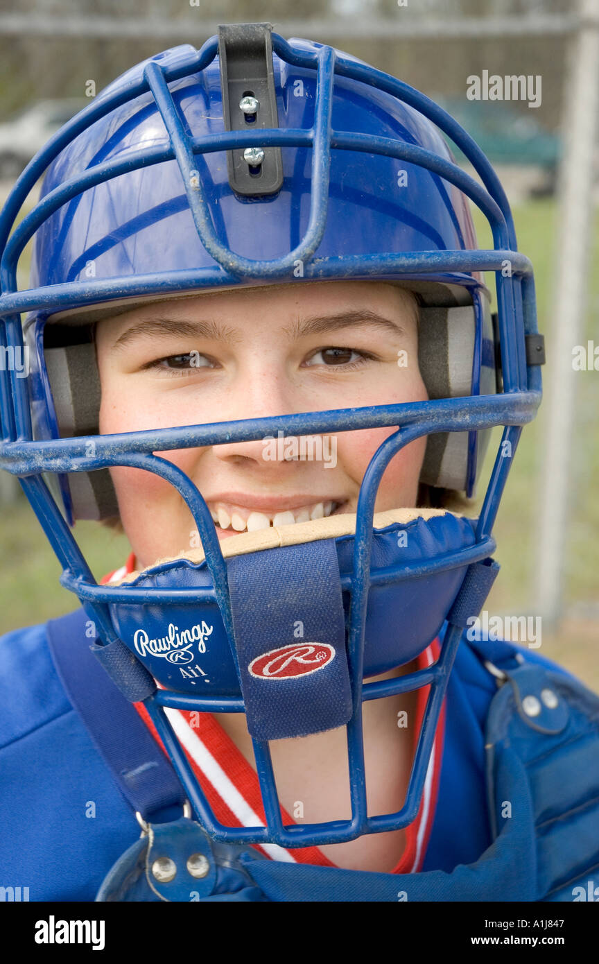 Portrait d'une femme de 13 ans softball catcher Banque D'Images