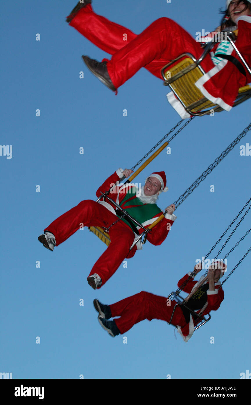 Les gens habillés en costumes Père Noël sur un parc d'attraction à Édimbourg, Écosse, Royaume-Uni, Europe, Banque D'Images