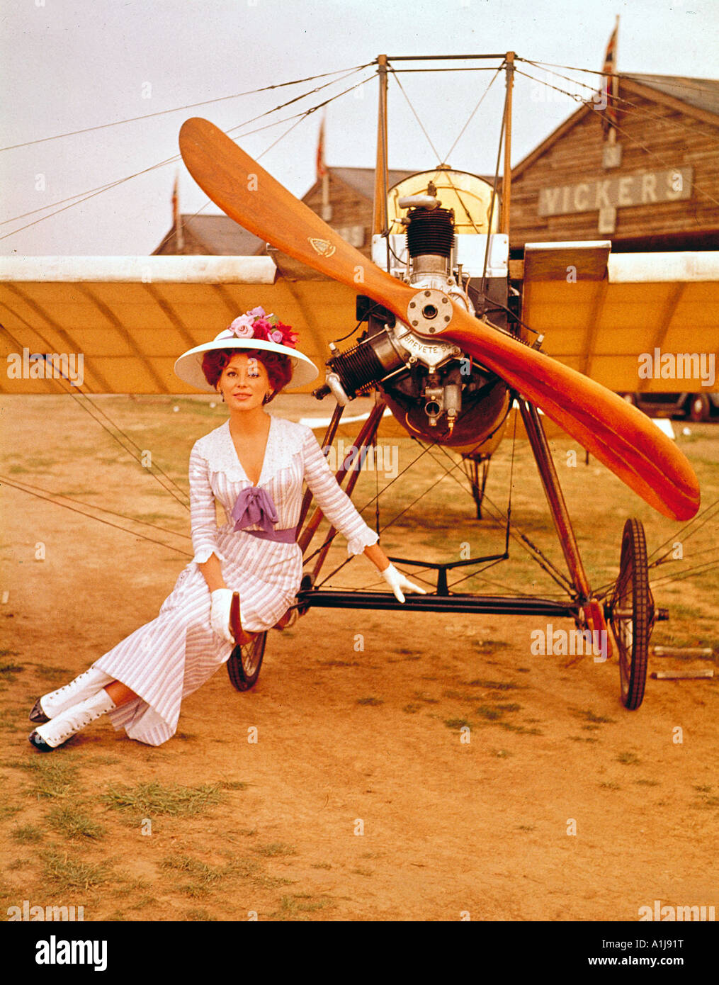 Ces hommes magnifiques dans leurs machines volantes Année 1965 Ken Annakin Directeur Sarah Miles Banque D'Images