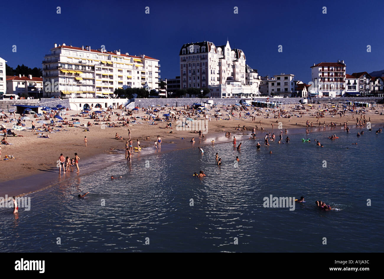 Plage scène St Jean de Luz Côte Atlantique France Banque D'Images
