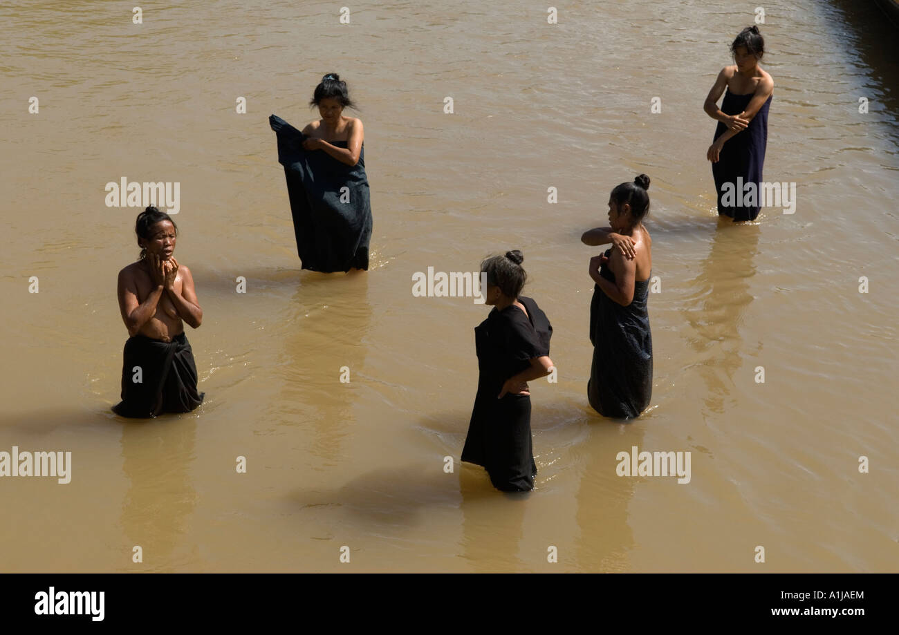 Dans Dein ou Indein sur 'village' du lac Inle Myanmar Birmanie . La femme lave dans la rivière. Banque D'Images