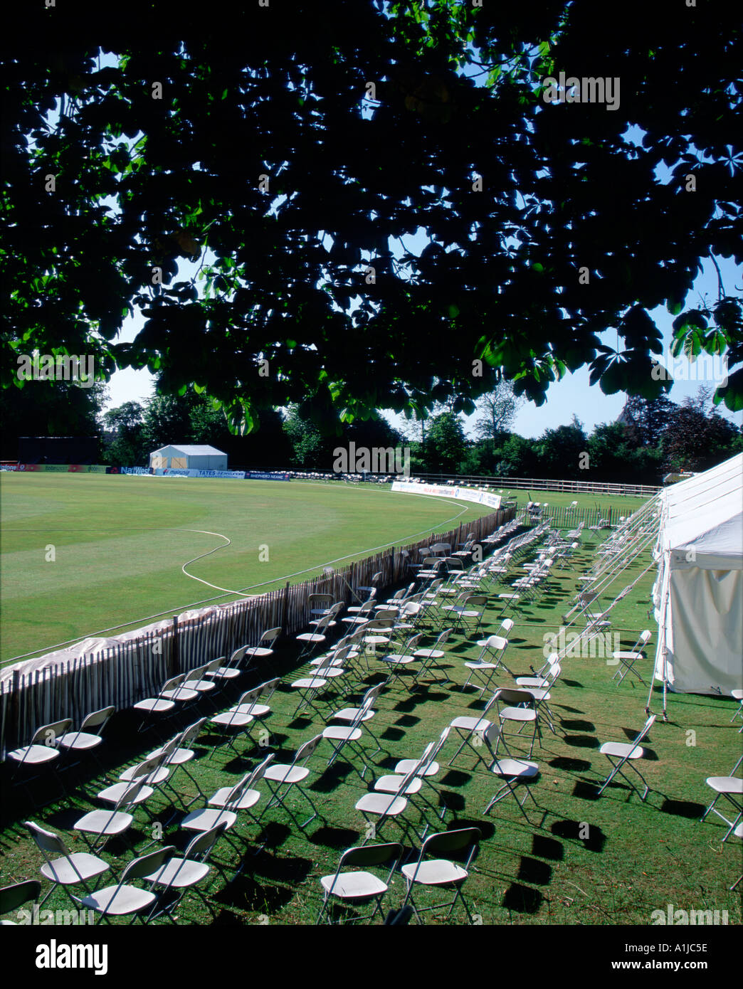 Des sièges vides au duc de Norfolk s Cricket Ground Arundel Sussex England UK Banque D'Images