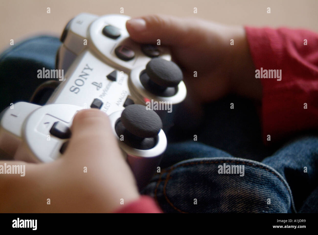 Sony playstation close up of Boy avec playstation Banque D'Images