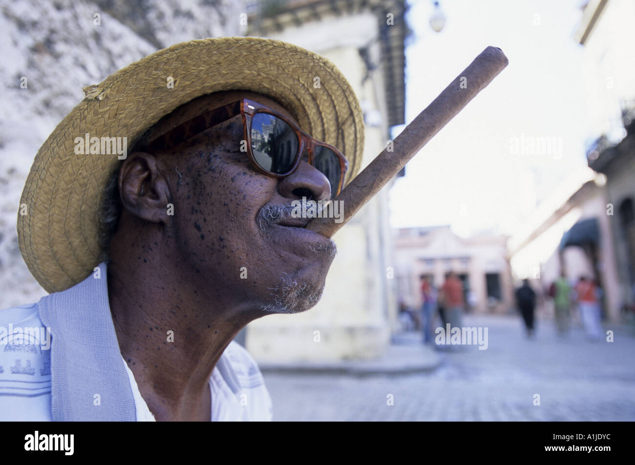 Cuba. Homme noir avec chapeau de paille, lunettes de soleil et gros cigare  Photo Stock - Alamy