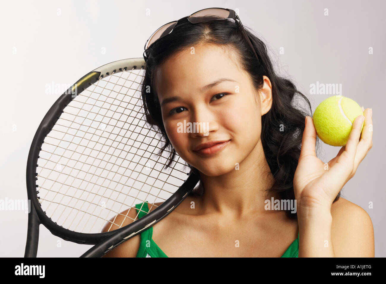 Portrait d'une jeune femme tenant une balle de tennis et une raquette de  tennis Photo Stock - Alamy